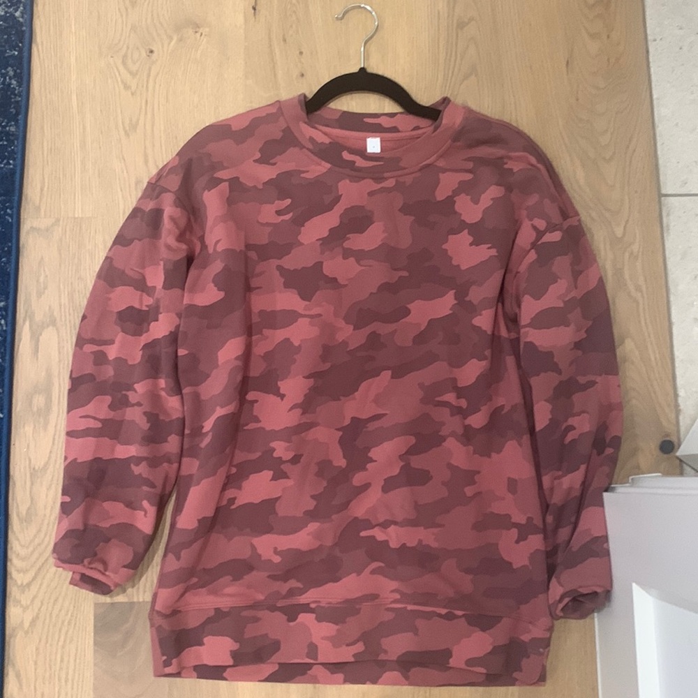 Perfectly oversized crew Lululemon pink camo size 4